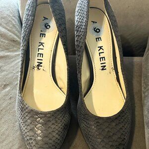 Anne Klein Gray Snake Print Pumps Pointed Toe Size 9
